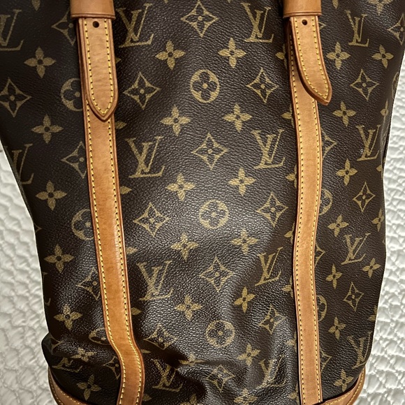 Authentic Louis Vuitton Bucket GM - Picture 5 of 15